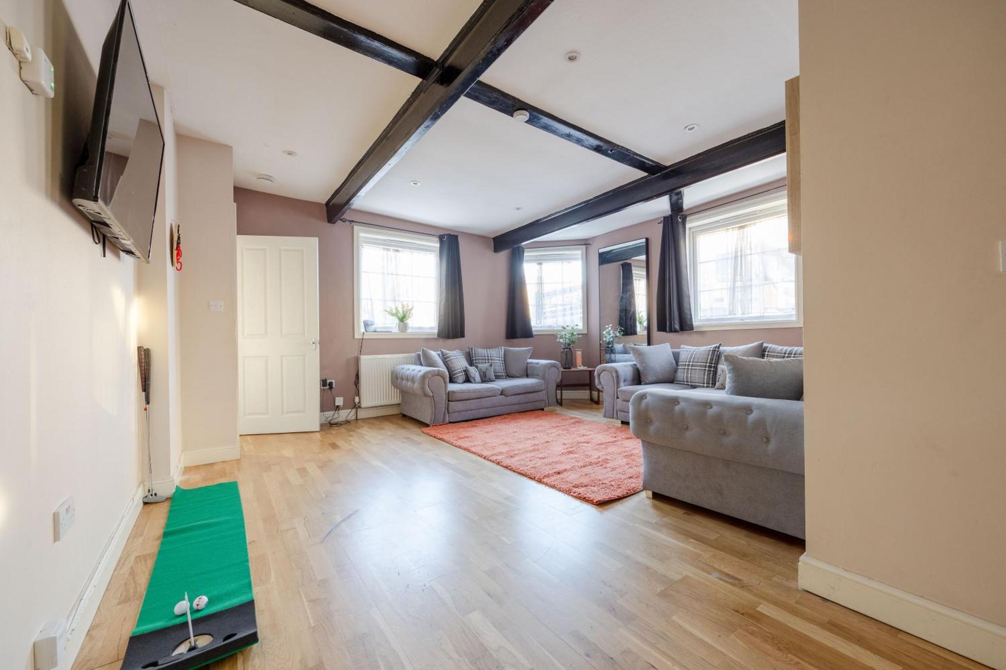 Pensión Big House Close To Metro Underground - Sleeps Up To 13 *